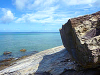 座間味島のユヒナの浜 - 中央の岩場がなかなかダイナミック
