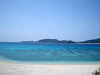 座間味島の安室島近くのビーチ - 海の色もなんとも言えない色合いです
