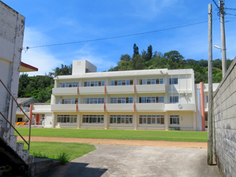 座間味島の座間味小学校・中学校：土建依存沖縄の象徴で無意味に豪華な校舎