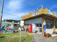 座間味島の喫茶とお土産の店 なぎさ/座間味鮮魚店 - ターミナルに近い側がお店の入口