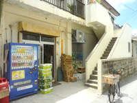 座間味島のこみね商店/レンタサイクル - 商店は脇から入ります