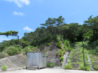 座間味島の阿佐避難道/高月阿佐横断路 - 阿佐集落奥に入口があります