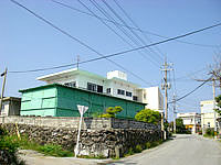 粟国島の民宿 宝玉 - 手前が宿で奥が粟島商店