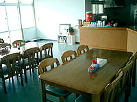 阿嘉島の民宿 辰登城(たつのじょう) - 食堂は２階にあって、みんなで食べます