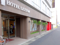 奄美大島のホテルレクストン奄美セントラル(旧奄美セントラルホテル) - 建物左がエントランスで右がコインランドリー