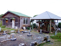 奄美大島の渡連キャンプ場(2019年より休業) - 荒廃こそしていないものの雑多なままのキャンプ場