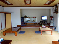 奄美大島の民宿サンゴ - 1階は水回りと舞台付きの広い食堂