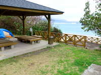 奄美大島の小浜キャンプ場/大浜ビーチキャンプ場 - 海側には休憩小屋とウッドデッキあり