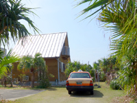 奄美大島の貸別荘シィバナ - 三角屋根の建物が目印