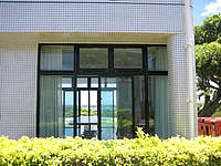 石垣島のリゾートクリスタルベイ川平(2009年時点では閉館中) - 中は閑散としていて営業していないよう