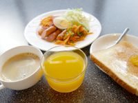 石垣島のホテルハッピーホリディ - 朝食は飲み物とパンのみバイキング