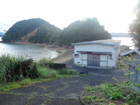 加計呂麻島の加計呂麻の宿 ひらら - 狭い海側に建物があってビックリ