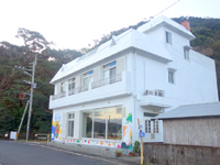 加計呂麻島のヨシオジの芝の家(旧ペンション芝) - 建物は綺麗にリニューアルされてます