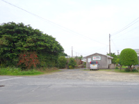 喜界島の民宿 野間荘 - 幹線道路から見える小屋は宿本体ではない