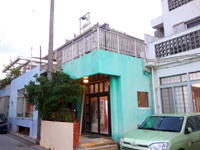 久米島の民宿 あさと/あさと荘 - この緑色の玄関が目印