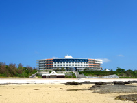 久米島のサイプレスリゾート久米島 (旧 サンリーフリゾート久米島) - シンリ浜に面する大きなホテル