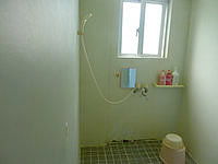 南大東島のプチホテルサザンクロス - シャワーのみだが広さは十分