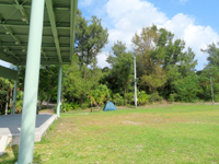 渡嘉敷島の渡嘉敷村青少年旅行村キャンプ場/阿波連キャンプ場 - 陸側のテントサイトにはステージもある