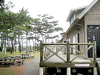 徳之島の与名間海浜公園バンガロー/キャンプ場 - ウッドデッキがあるコテージ - ウッドデッキがあるコテージ