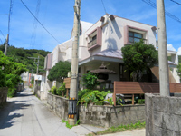 座間味島の民宿ぽかぽか - コンクリート造の沖縄らしい民家の印象